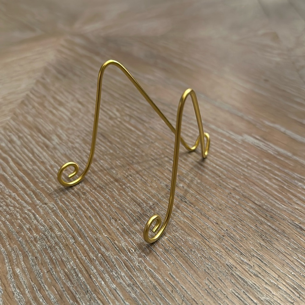 Set of 18 Gold mini easels ideal for 5x7 place cards or table numbers.